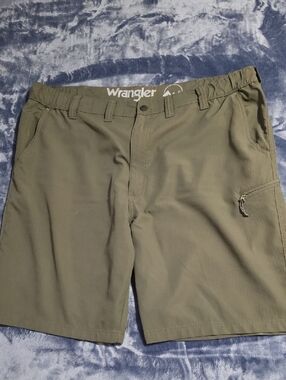 Wrangler Olive Cargo Shorts for Men Size 44